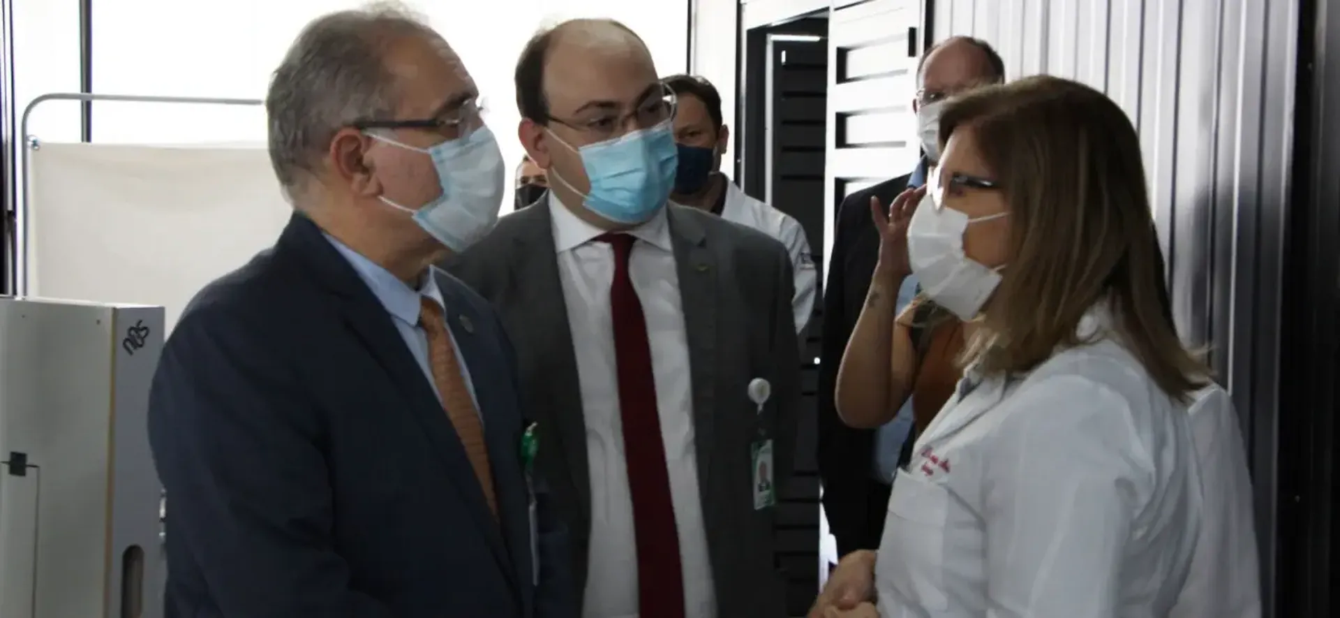 Em Porto Alegre , ministro da saúde se reúne com equipe de pesquisa da vacina Janssen
