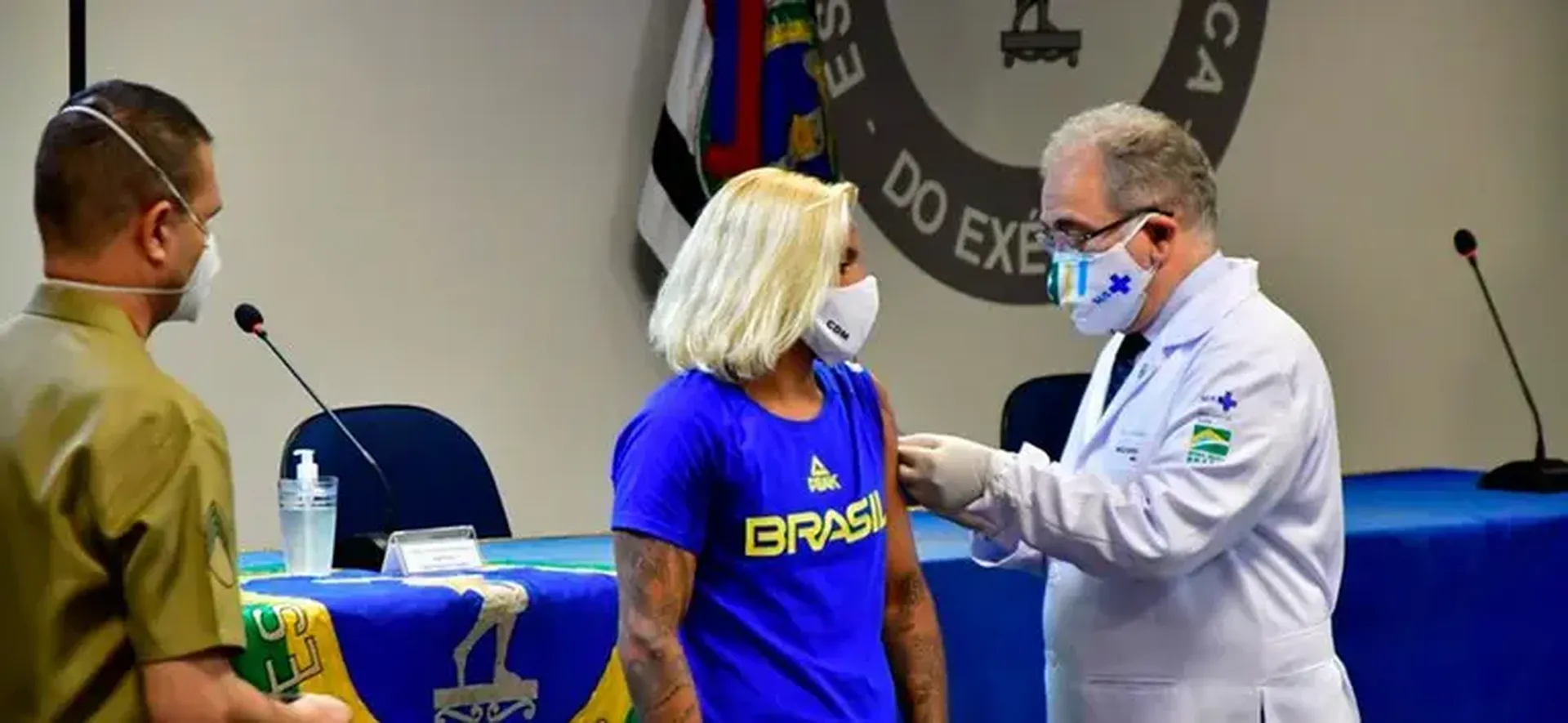 Ministro Queiroga aplica primeira dose em atletas que representarão o Brasil em Tóquio
