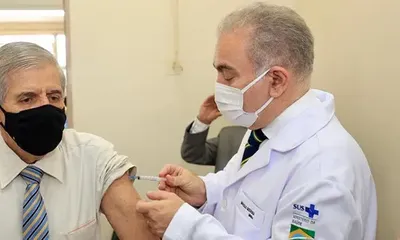 General Heleno recebe dose de reforço da vacina Covid-19