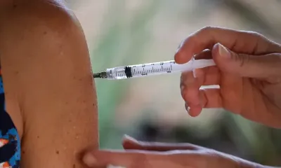 Vacina bivalente exige refrigeração diferenciada; entenda a distribuição de doses aos estados e municípios