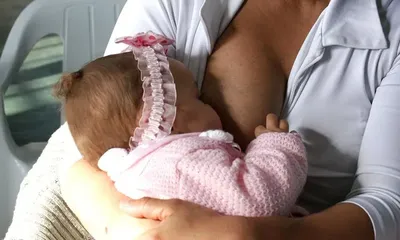 Amamentar durante a aplicação da vacina pode diminuir a dor do bebê