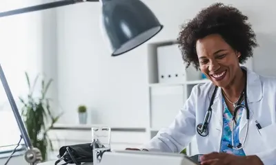 Transmissão sobre o Mais Médicos esclarece dúvidas sobre os editais abertos do Programa