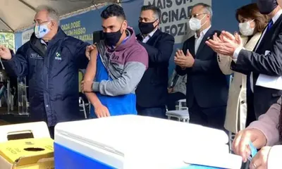 No Paraná, Queiroga vacina brasileiros que moram nas fronteiras